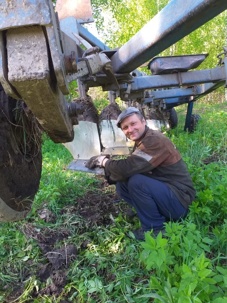 На фото: механизатор СПК «Бакряжский» Андрей КРАШЕНИННИКОВ.