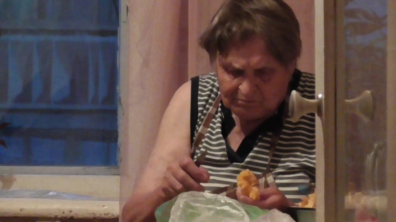 Мама на кухне перебирает