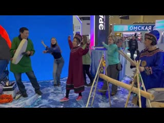 Сахалинские нивхи на выставке Россия показали, как танцуют по время Медвежьего праздника