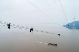 лэп 1100 кв в китае. самая высокая лэп. опора лэп 380 метров китай. лэп 1100 кв в китае. лэп в китае.