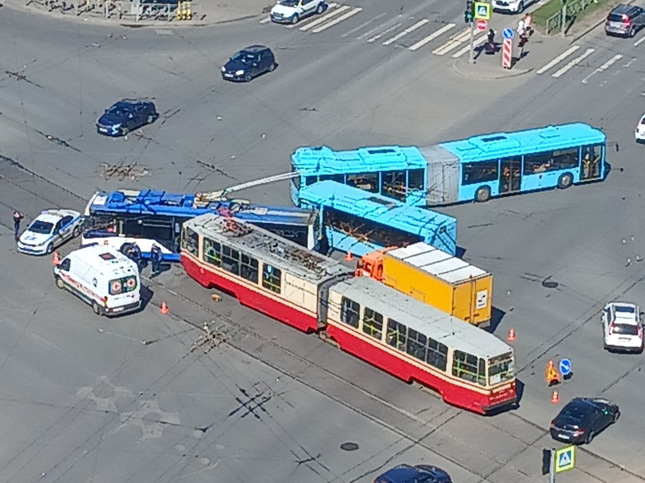 Троллейбус не пропустил трамвай на перекрестке Испытателей и Коломяжского Это картинка