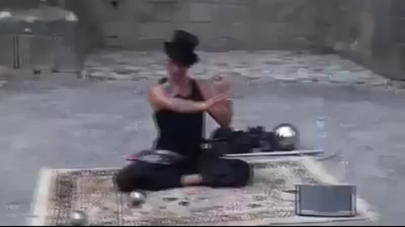 Разоблачил уличного фокусника и обыграл его. Китайские фокусы. Хью джекман престиж. Разоблачил уличного фокусника и обыграл его. Подставка для левитации человека.